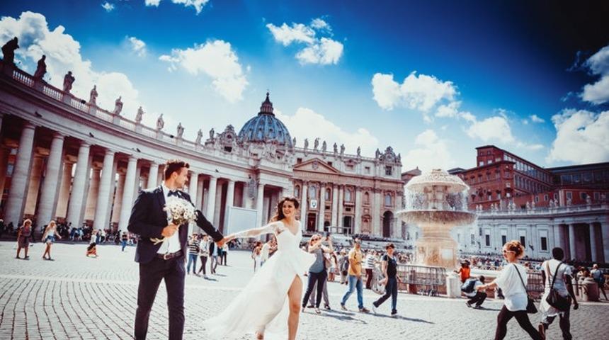 Kadınlar buraya! İşte 2022 yılının gelinlik trendleri...