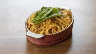 Ana yemek olarak bile erişte yemeyi sevenlere: Mutlaka denemek isteyeceğiniz kremalı cevizli erişte tarifi