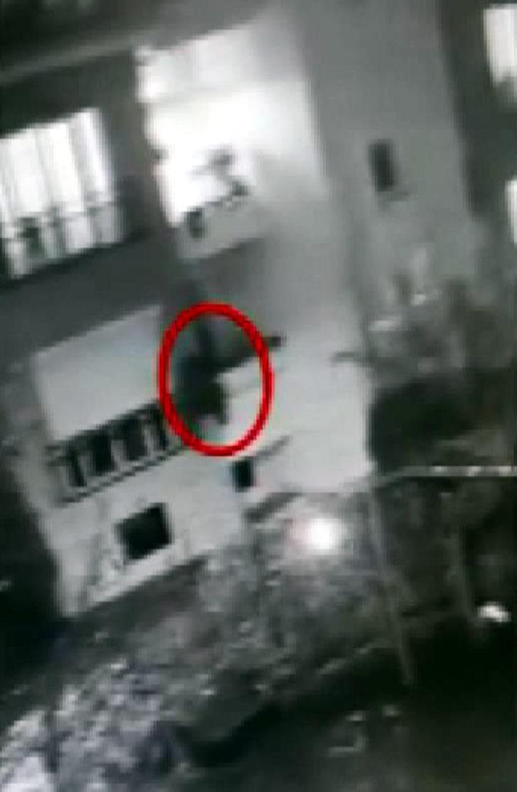 Örümcek Adam gibi tırmandı, eve girip ziynet eşyalarını çaldı! Kameralara yakalanan hırsız polisten de kaçamadı G1