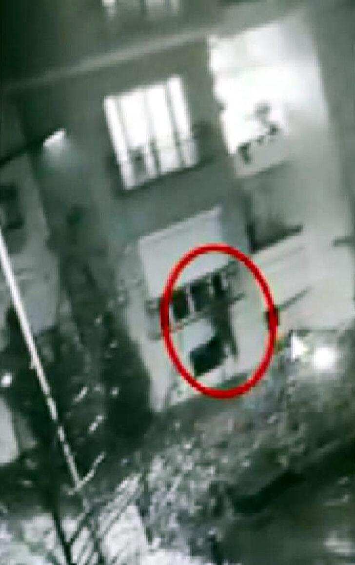 Örümcek Adam gibi tırmandı, eve girip ziynet eşyalarını çaldı! Kameralara yakalanan hırsız polisten de kaçamadı G2