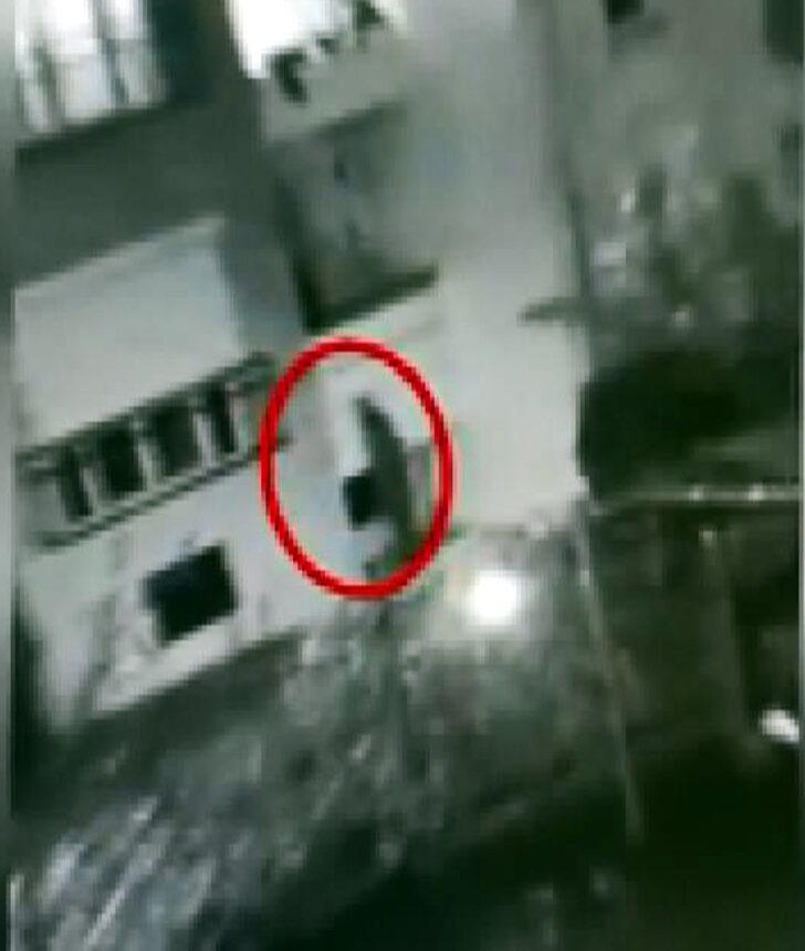 Örümcek Adam gibi tırmandı, eve girip ziynet eşyalarını çaldı! Kameralara yakalanan hırsız polisten de kaçamadı G3