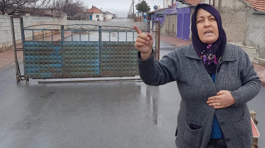 Kayseri'de şaşırtan olay! Yolu kapattı, kimseyi geçirmiyor: Öbür yolu kullanın