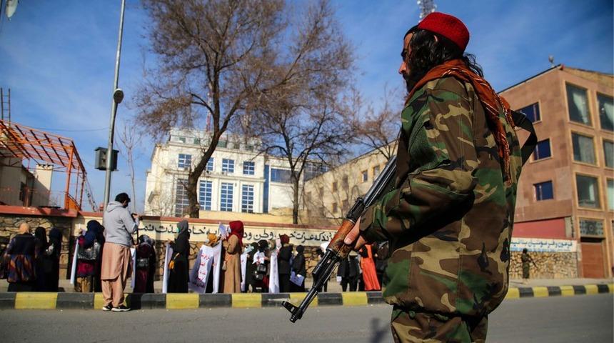 Korku i&ccedil;indeki Afgan &ouml;ğretmenler Taliban'dan saklanmaya devam ediyor