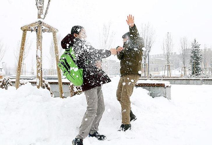 Valilikler peş peşe duyurdu! Birçok ilde kar nedeniyle okullar tatil edildi
