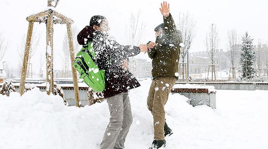 Valilikler peş peşe duyurdu! Birçok ilde kar nedeniyle okullar tatil edildi