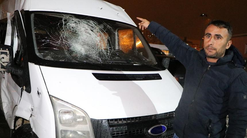 Seyir halindeki minibüste neye uğradıklarını şaşırdılar! 1'i ağır 5 yaralı