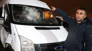 Seyir halindeki minibüste neye uğradıklarını şaşırdılar! 1'i ağır 5 yaralı