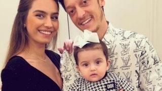 Mesut Özil'den romantik paylaşım!  Aşkımla akşam yemeği