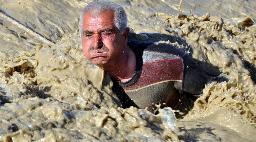 Türkiye onu bu görüntüyle tanımıştı! Oğlunu hastaneye götürebilmek için taşan dereye atlayan baba, o günü unutamıyor