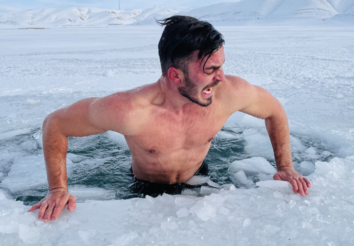 Antalyalı fenomen buzları baltayla parçalayıp suya daldı! Hipotermi geçirdi