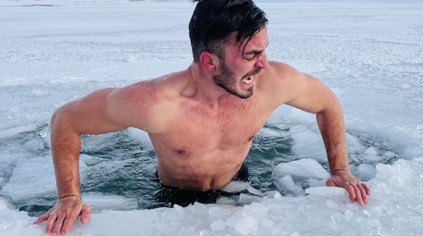 Antalyalı fenomen buzları baltayla parçalayıp suya daldı! Hipotermi geçirdi