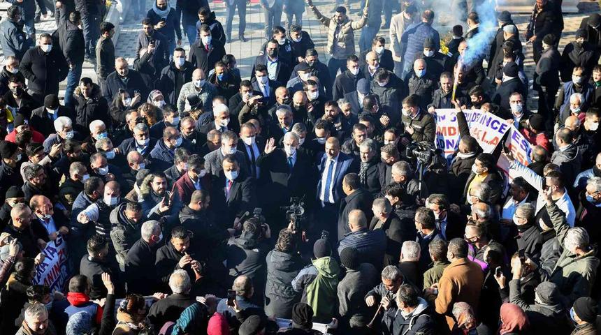 Mansur Yavaş’a teşekkür ziyareti: Yüzlerce esnaf binanın önünde toplandı! Alkışlar, halaylar, sloganlar...