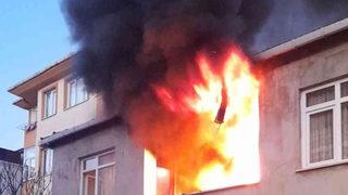 Ümraniye’de korku dolu anlar! Ailesi içindeyken evi ateşe verdi, itfaiyeyi böyle engelledi