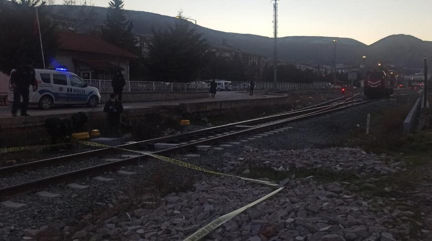 Raylara düşen 15 yaşındaki futbolcunun ayağının üzerinden tren geçti