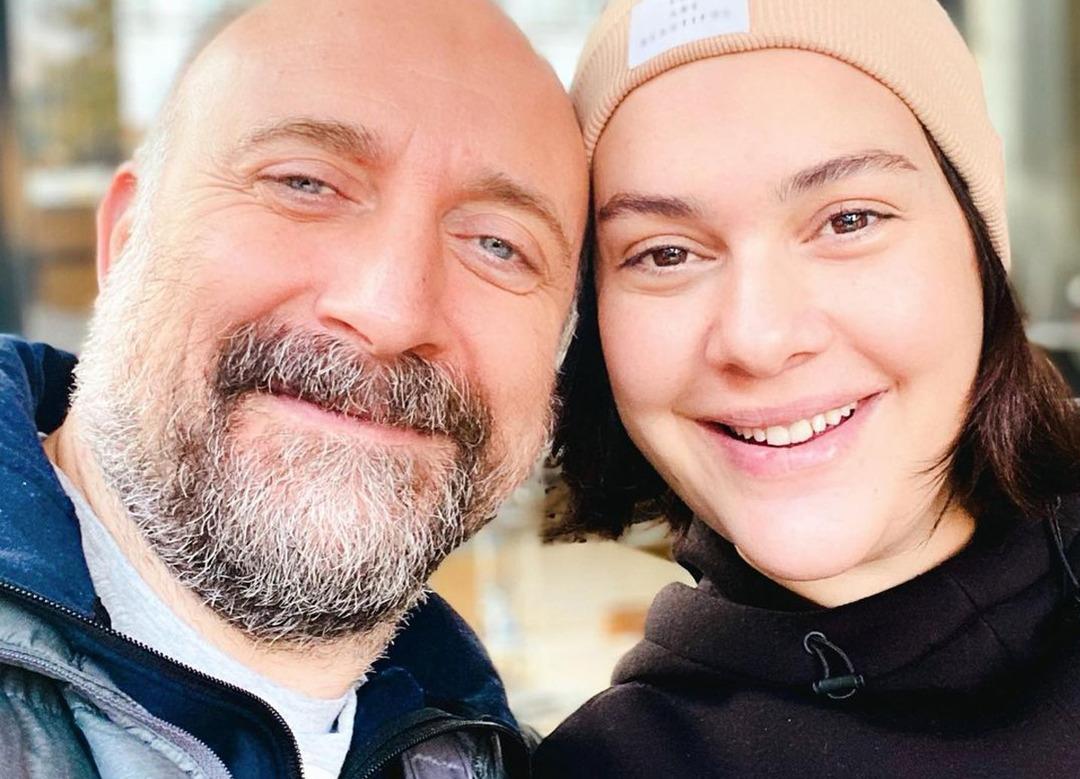 G&ouml;zlerden uzak b&uuml;y&uuml;t&uuml;yor! Berg&uuml;zar Korel &ouml;nce Han'la sonra Leyla'yla paylaştı