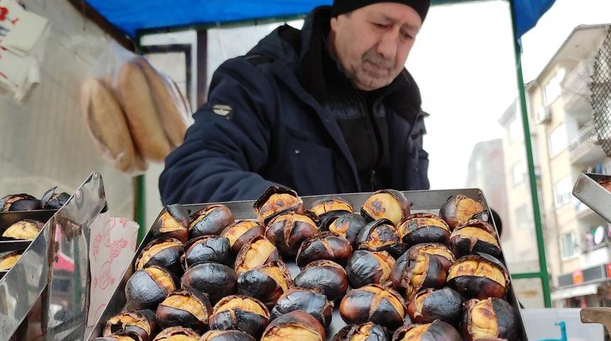 İşlerini arttırmak için öyle bir şey yaptı ki... Seyyar kestanecinin azmi takdir topladı