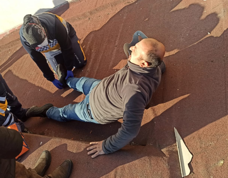 Evlerinin terasına çıktı, kendini başka evin terasında buldu! Bakın niye çıkmış