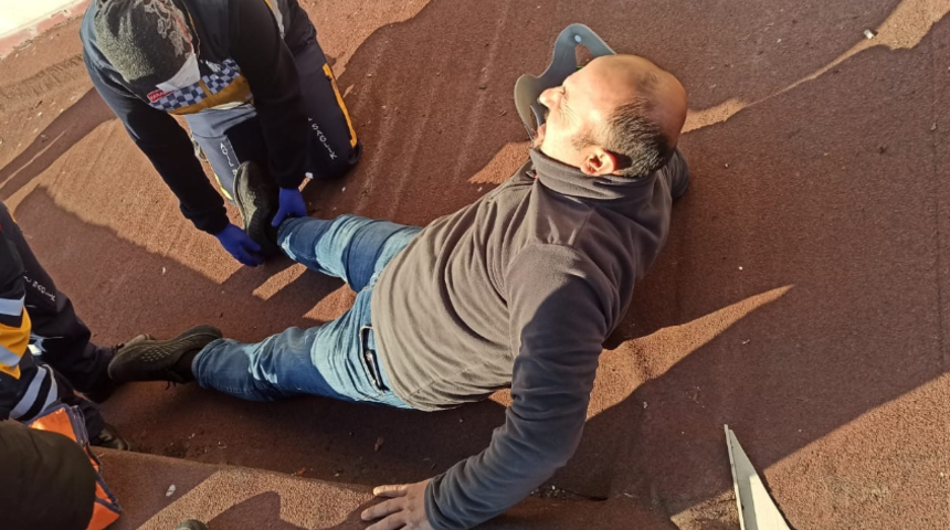 Evlerinin terasına çıktı, kendini başka evin terasında buldu! Bakın niye çıkmış