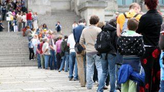 Diğer insanlar için sırada bekleyen profesyonel kuyrukçu Freddie Beckitt, binlerce lira kazanıyor