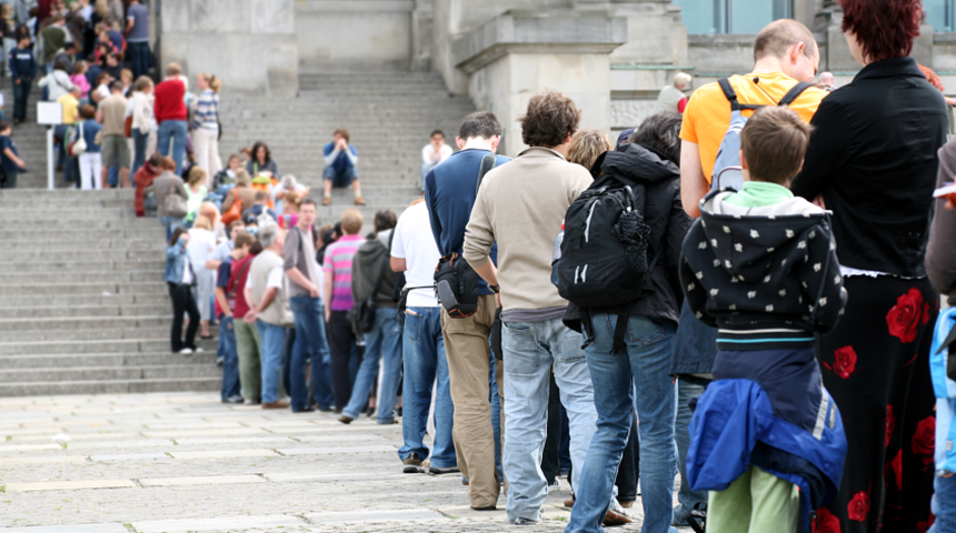 Diğer insanlar için sırada bekleyen profesyonel kuyrukçu Freddie Beckitt, binlerce lira kazanıyor