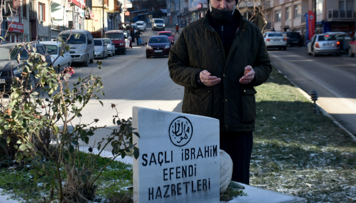 Edirne'de yol ortasında duran mezarları gören şaşkına dönüyor! Gelip geçen dua ediyor