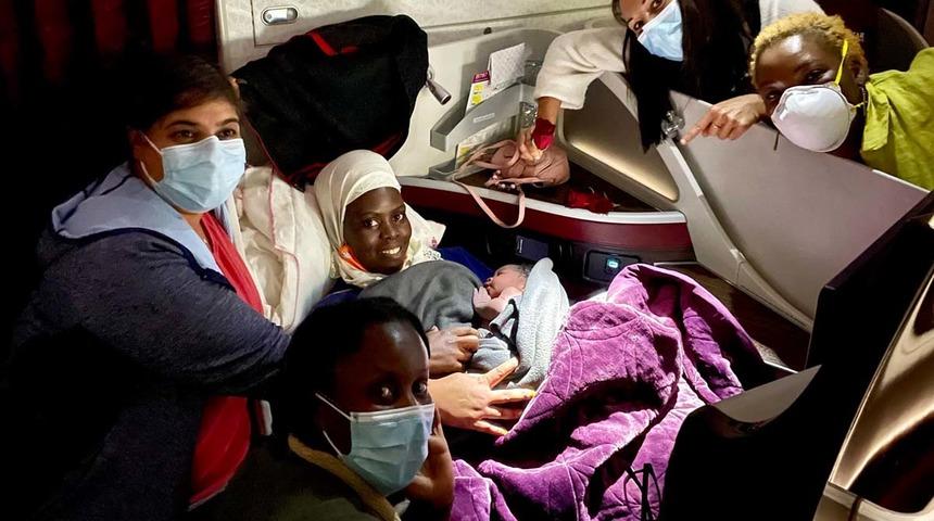 Kanadalı doktor uçuş sırasında doğum yaptırdı