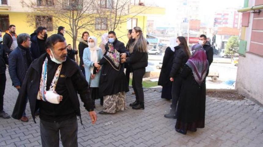 Evlat nöbetindeki aileler ile HDP çalışanları arasında gerginlik! "Bize laf attılar"