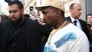 Kanye West imza isteyen hayranını yumrukladı! Hayranım değildi