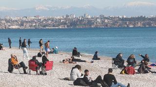 Antalya'da şaşırtan görüntü! Güneşe görün sahile koştu... Denize girenler de var