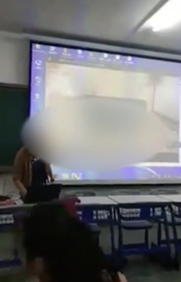 Çinli tarih öğretmeninin zor anları! Ders sırasında yanlışlıkla cinsel içerikli videosu açılınca ne yapacağını şaşırdı
