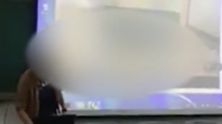 Çinli tarih öğretmeninin zor anları! Ders sırasında yanlışlıkla cinsel içerikli videosu açılınca ne yapacağını şaşırdı