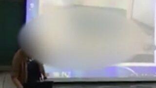 Çinli tarih öğretmeninin zor anları! Ders sırasında yanlışlıkla cinsel içerikli videosu açılınca ne yapacağını şaşırdı