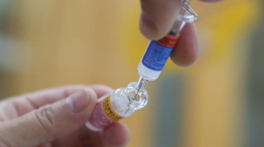 Felçli adam Covid-19 aşısı olduktan sonra yürümeye başladı!