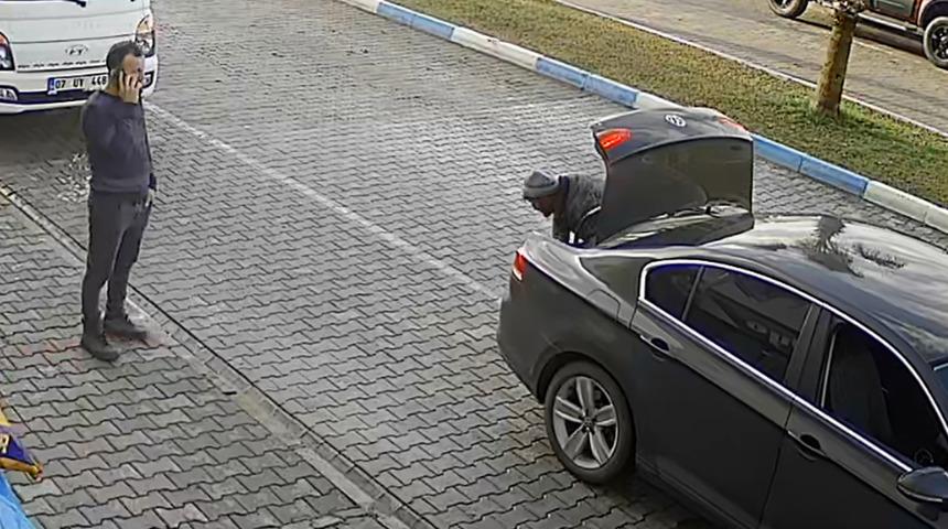 Araba kirlenmesin diye iş&ccedil;isini bagajda taşımıştı! Bu g&ouml;r&uuml;nt&uuml;n&uuml;n bedeli belli oldu