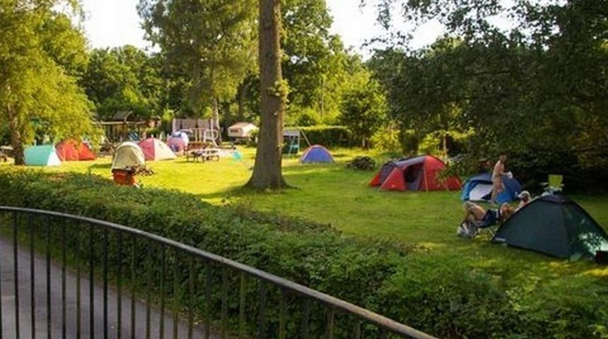 Sakinlerinin tamamen çıplak dolaştığı Birleşik Krallık’ın natürist beldesi: Spielplatz