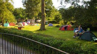 Sakinlerinin tamamen çıplak dolaştığı Birleşik Krallık’ın natürist beldesi: Spielplatz
