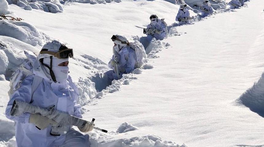 Operasyondan yeni görüntüler geldi! 1 metreyi aşan karın altında...