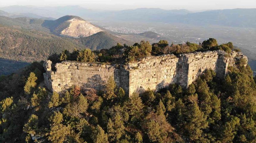 Sakarya’da Bizans döneminden kalma Paşalar Kalesi definecilerin uğrak adresi oldu