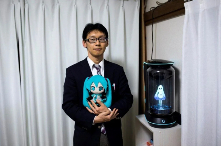 Hologramla evlenen Japon adam eşiyle artık konuşamadığı için şikayet etti