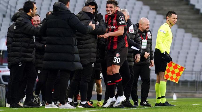 Volkan Demirel'in öğrencileri, 10 kişiyle güldü! Fatih Karagümrük, Çaykur Rizespor'u 2-0 mağlup etti