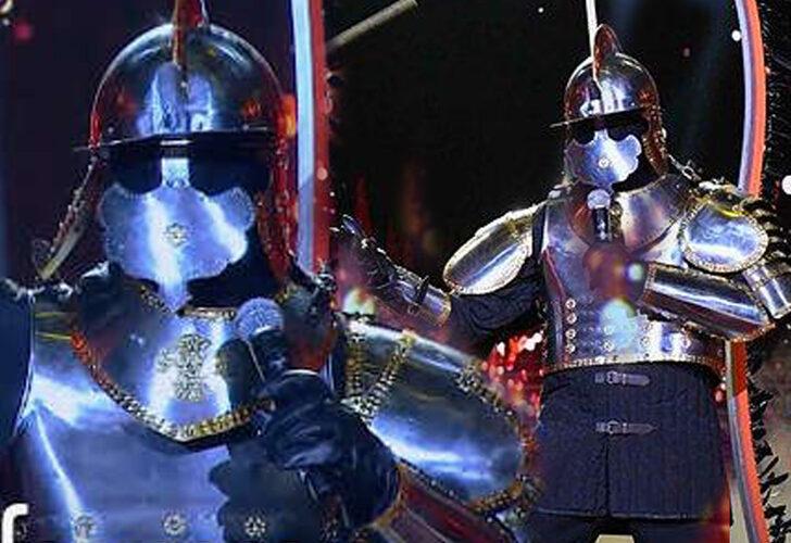  Maske Kimsin Sen? yarışmasında Şövalye, Ender Saraç çıktı! 25 kiloluk kostümle sosyal medyayı salladı