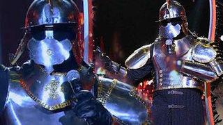  Maske Kimsin Sen? yarışmasında Şövalye, Ender Saraç çıktı! 25 kiloluk kostümle sosyal medyayı salladı