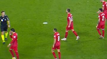 Bu kadarı da pes! Real Betis-Sevilla maçı iptal edildi! Kafasına öyle bir şey attılar ki...