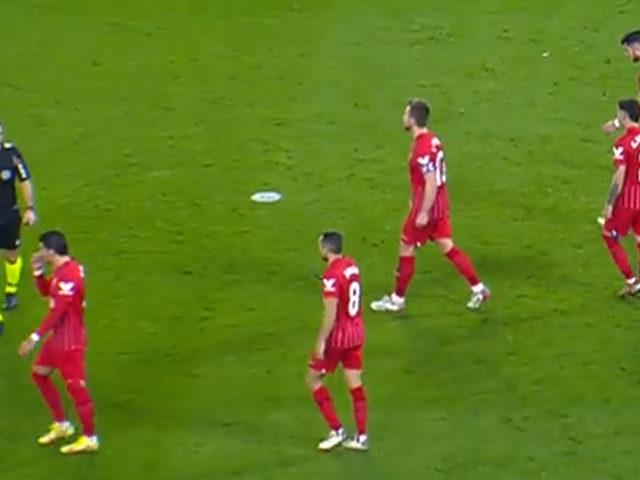 Real Betis-Sevilla maçı iptal edildi! Kafasına öyle bir şey attılar ki...
