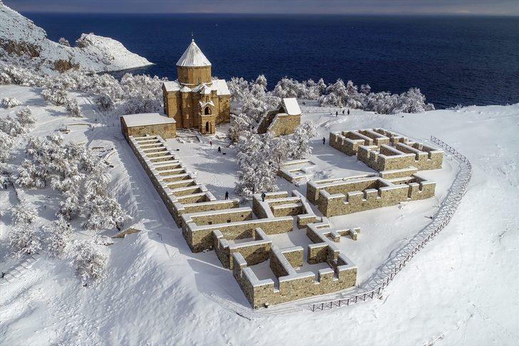 Akdamar Adası kar yağışıyla beyaza büründü G1