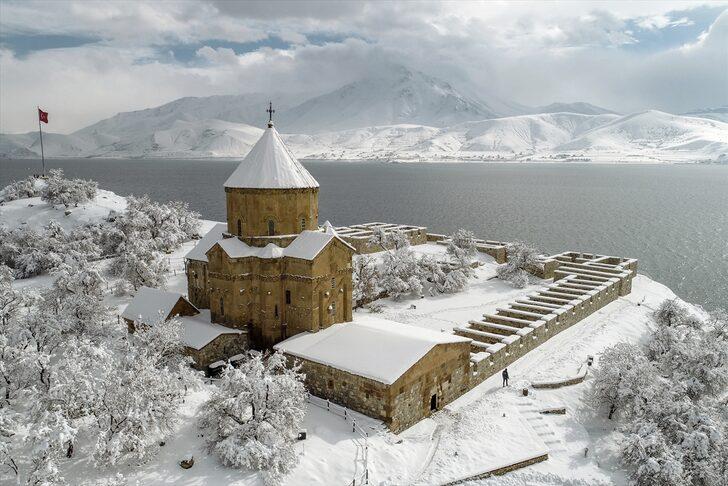 Akdamar Adası kar yağışıyla beyaza büründü G2