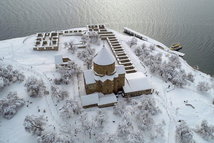 Akdamar Adası kar yağışıyla beyaza büründü G3