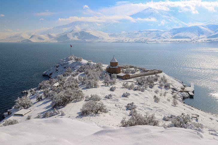 Akdamar Adası kar yağışıyla beyaza büründü G4