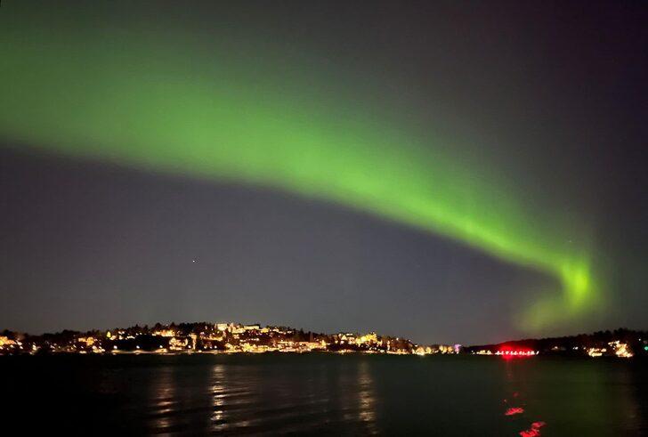Gökyüzü adeta yeşile boyandı! Dünya'nın manyetik alanında yırtık oluştu, Kuzey Işıkları İsveç'in başkenti Stockholm'de gözlendi