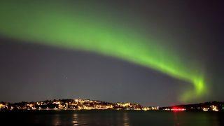 Gökyüzü adeta yeşile boyandı! Dünya'nın manyetik alanında yırtık oluştu, Kuzey Işıkları İsveç'in başkenti Stockholm'de gözlendi
